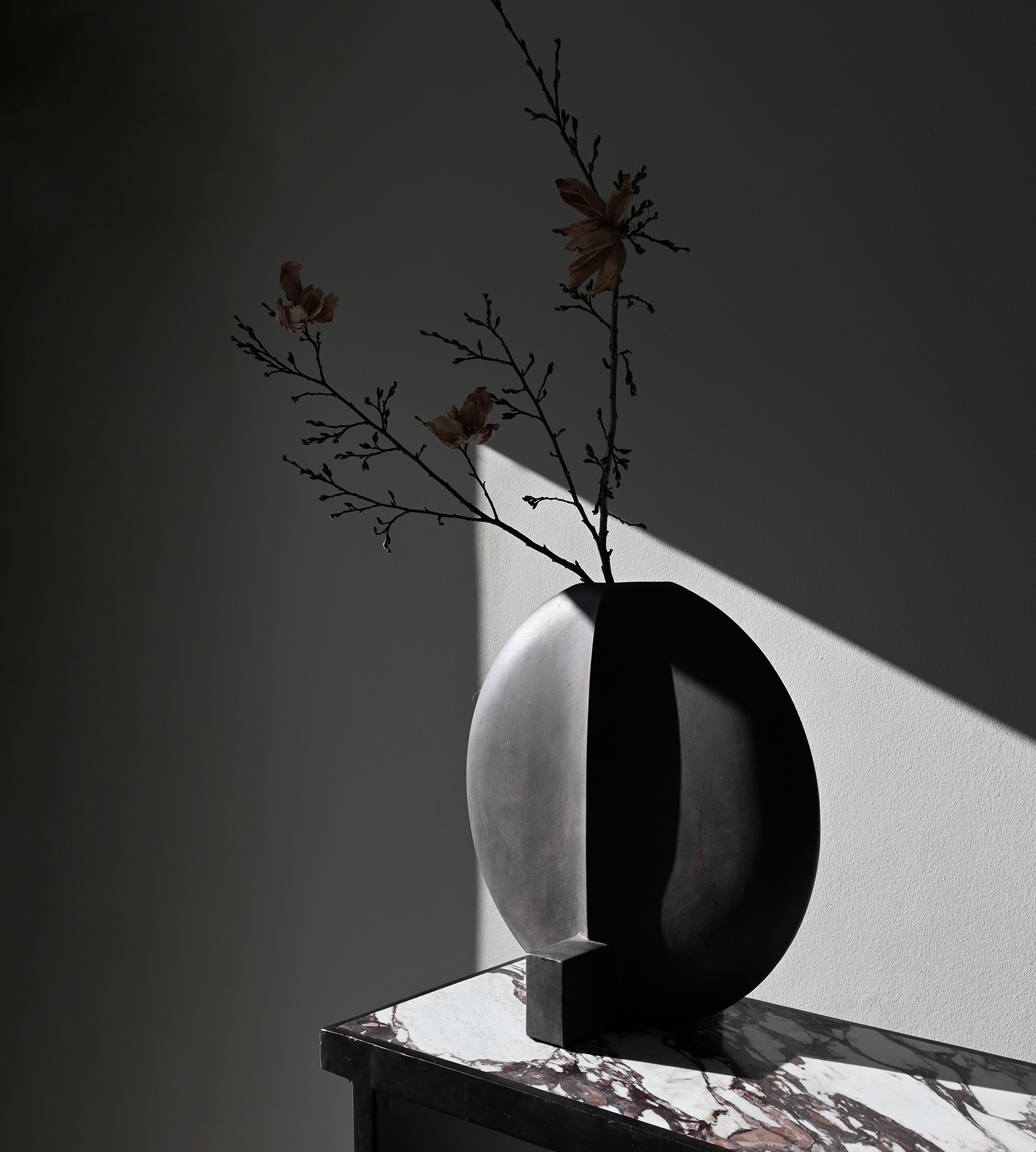 花瓶・フラワースタンド 101 Guggenheim Vase Big Coffee Guggenheim Vase Big - Coffee by 101 Copenhagen | Shop designer
