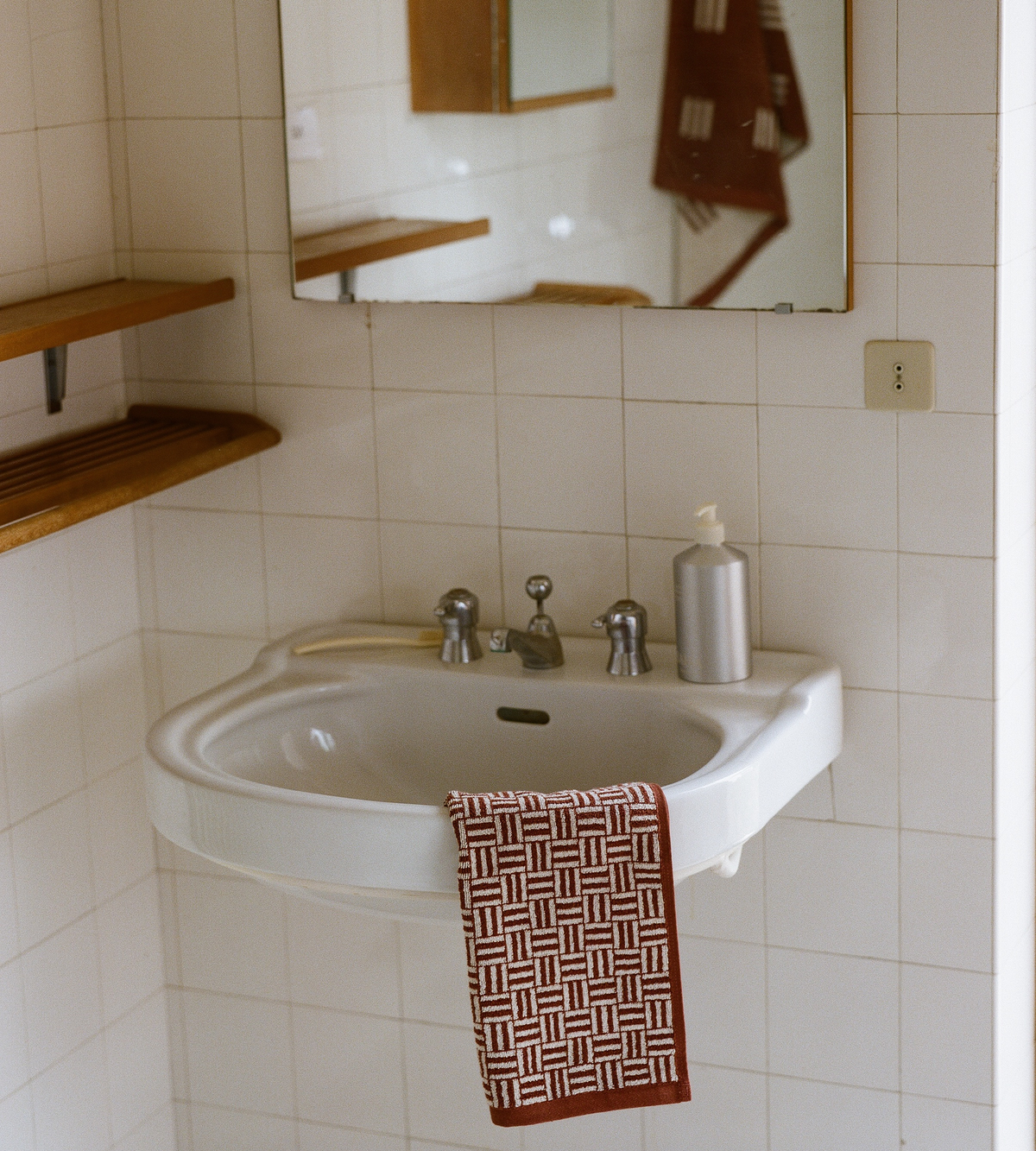 Torrens Hand Towel - Mudbrick &amp; Crème